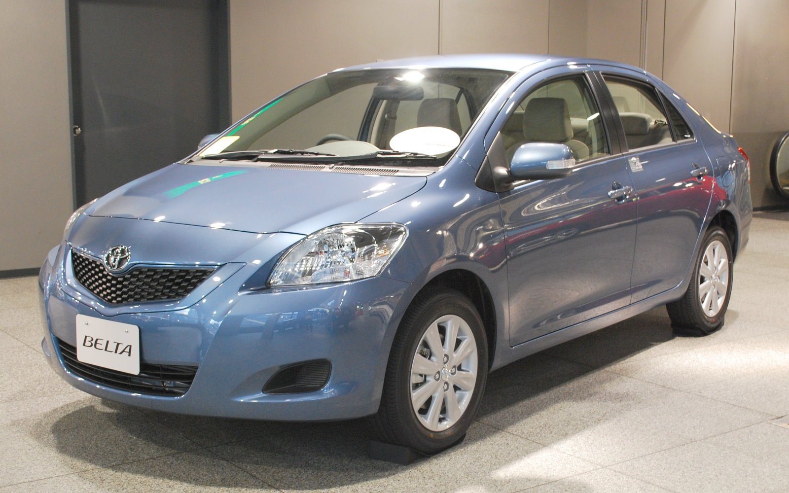 2008_Toyota_Belta_01